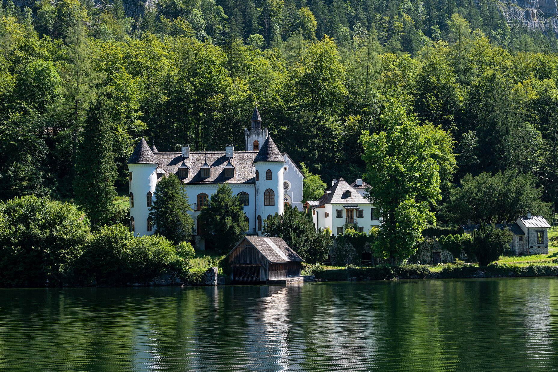 Hallstatt - Schloss Grub Schloss Grub ligt aan de oostelijke oever van het meer van Hallstatt bij Obertraun in het Salzkammergut in Oostenrijk. Het kasteel werd gebouwd in 1522, oorspronkelijk een boerderij genaamd 'Gut in der Grub'. Tussen 1864 en 1890 werd Grub eigendom van de tsaristische ambassadeur Alexander Cheffkin; door hem werd het kasteel in 1868 historisch verbouwd en kreeg het zijn romantische uitstraling Stefan Cruysberghs